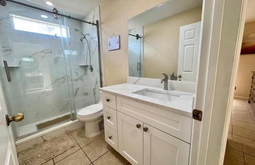 Lake Berkley Casa | 4701-Lake Berkley villa- Renovated 3 bed