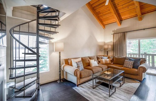Mammoth Lakes Casa | #478 - Pet-Friendly, Walk to Canyon Lifts, Garage Parking, Modern Condo