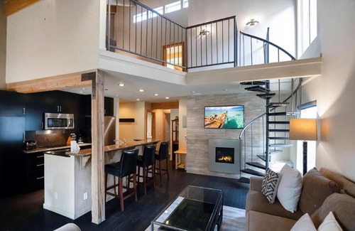 Mammoth Lakes Casa | #478 - Pet-Friendly, Walk to Canyon Lifts, Garage Parking, Modern Condo
