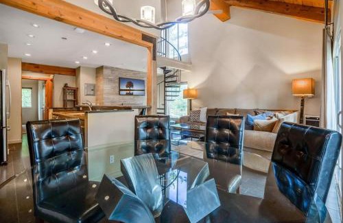 Mammoth Lakes Casa | #478 - Pet-Friendly, Walk to Canyon Lifts, Garage Parking, Modern Condo