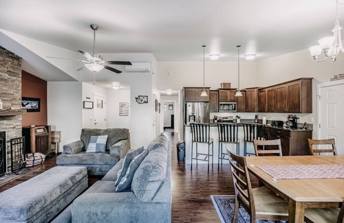 Maple Falls Cabina | 47MF - WiFi - Fireplace - Sleeps 6 by RedAwning