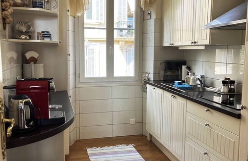 Riou - Petit Juas - Av de Grasse Apartamento | 48. Bright and charming apt with a lovely view, two bedrooms and two bathrooms