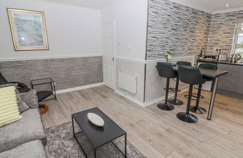 Scurlage Cabaña | 48 GOWER HOLIDAY VILLAGE, pet friendly, with pool in Scurlage