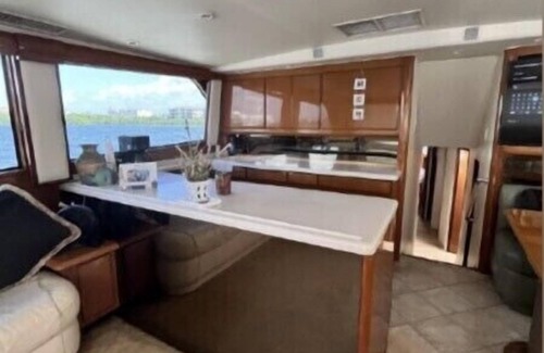 Tampa Alquiler De Eote | 48’ Hattaras Sport Yacht onTreasure Island inter coastal near johns pass village