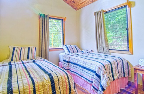 Ribera del río Macal Cabina | $ 49 - $ 74 por noche! Alquiler de vacaciones de un dormitorio en Belice en la selva tropical
