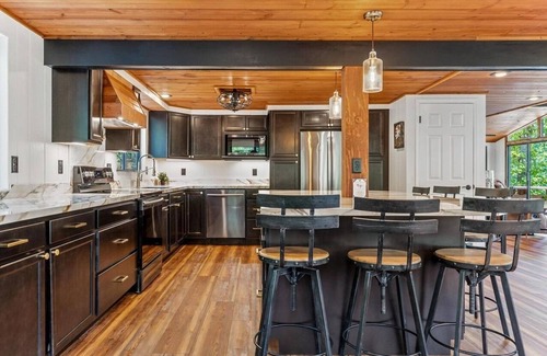 Wright City Chalet De Esquí | 4b/3b+loft Chalet on lake w/open floorplan, HUGE kitchen, rain showers, hot tub