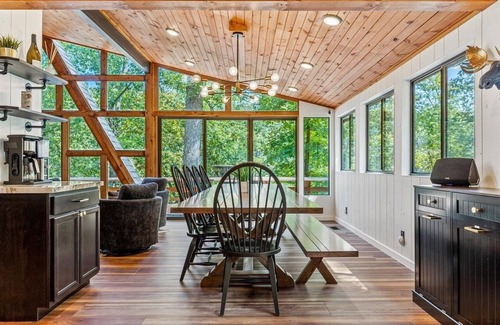 Wright City Chalet De Esquí | 4b/3b+loft Chalet on lake w/open floorplan, HUGE kitchen, rain showers, hot tub