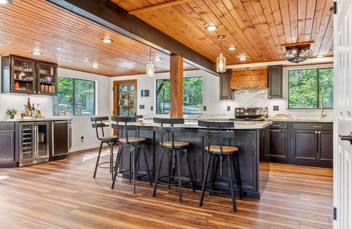 Wright City Chalet De Esquí | 4b/3b+loft Chalet on lake w/open floorplan, HUGE kitchen, rain showers, hot tub