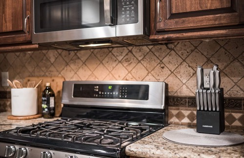 Riverside Casa | 4b3b Spacious House/Free Parking/Pet friendly