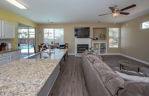 Roosevelt Casa | 4bd / 2ba casa con piscina en Fresno / cerca de Clovis