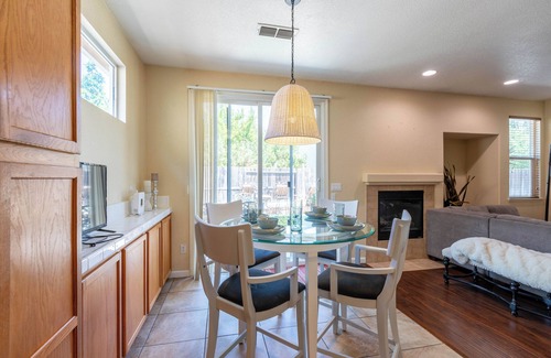 Elk Grove Casa | 4BD/2BA-For 10-Large Relaxing Backyard