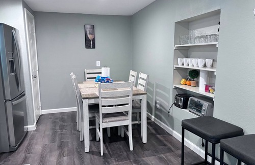 Oak Cliff Chalet De Esquí | 4BD/3BA/ DFW Airport Patio private parking Piscina