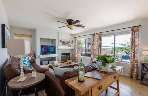 Desert View Village Casa | 4BD / 3BTH Desert Home Near Golf Course - Capacidad para 12