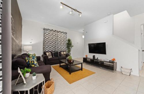 Bellavida Casa | 4BD Charming home with Pool and BBQ near Disney