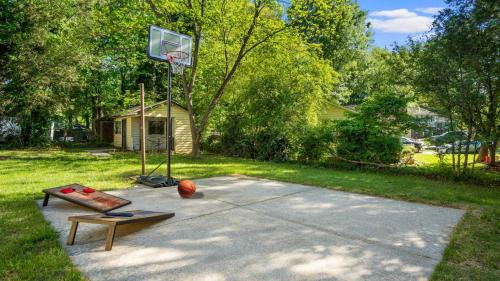 Charlotte Casa | 4bd Contemporary Home with BBQ, Game Room