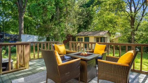 Charlotte Casa | 4bd Contemporary Home with BBQ, Game Room