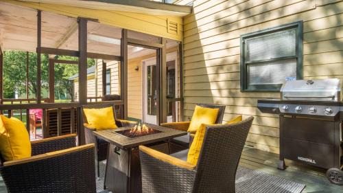 Charlotte Casa | 4bd Contemporary Home with BBQ, Game Room