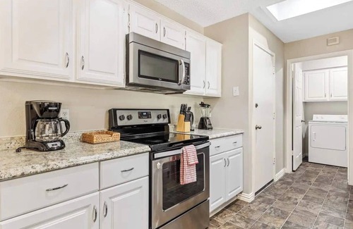 Euless Casa | 4bd home near airport w/ pool