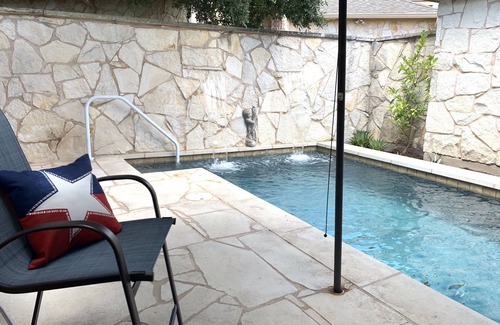 Forest Creek Casa | Asombrosa casa construida en piedra con piscina privada