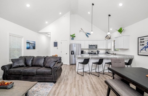 Lampe Casa | 4BD LODGE at Table Rock Lake - Near Marina ~ Pool ~ FREE TICKETS INCLUDED! (THE BBH)
