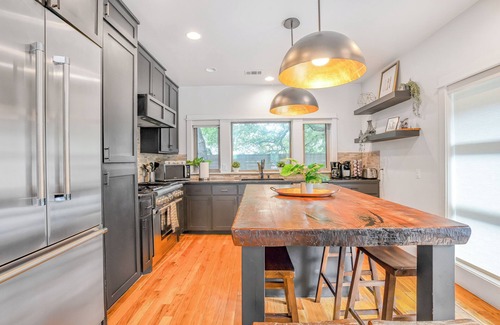 Rosewood Casa | 4bd Luxury Retreat near Downtown w/ King Bed Suite