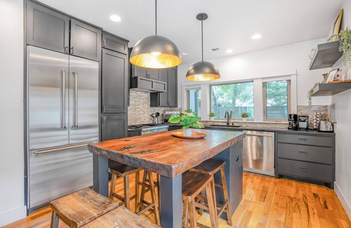 Rosewood Casa | 4bd Luxury Retreat near Downtown w/ King Bed Suite