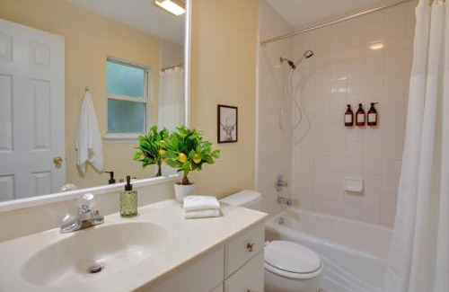 Tallahassee Casa | 4BD with Backyard BBQ & Games - 5Mins FSU & Downtown
