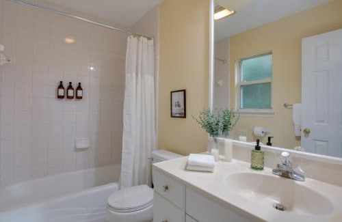 Tallahassee Casa | 4BD with Backyard BBQ & Games - 5Mins FSU & Downtown