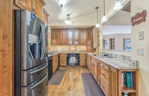 Woodmoor Casa | 4BD Woodland Lodge Lg Deck, Backyard, & Pool Table
