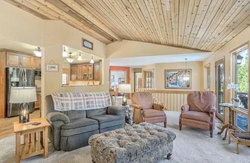 Woodmoor Casa | 4BD Woodland Lodge Lg Deck, Backyard, & Pool Table
