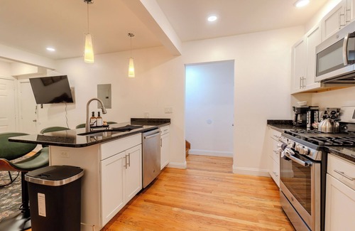 Winter Hill Apartamento | 4BDR/2.5BA APT Near Tufts/7 min-Walk to Subway/Free Parking for 2 cars