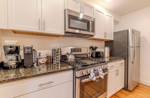 Winter Hill Apartamento | 4BDR/2.5BA APT Near Tufts/7 min-Walk to Subway/Free Parking for 2 cars