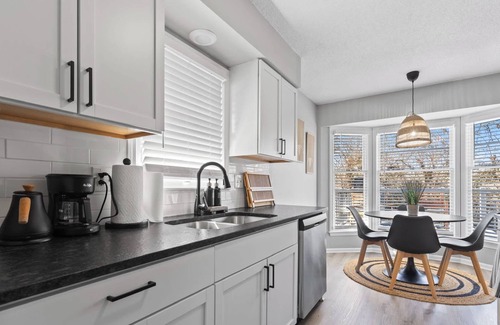 Lenexa Casa | 4Bdr|2.5Bth|Modrn Lvng|Grt Location