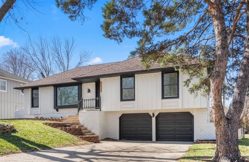 Lenexa Casa | 4Bdr|2.5Bth|Modrn Lvng|Grt Location