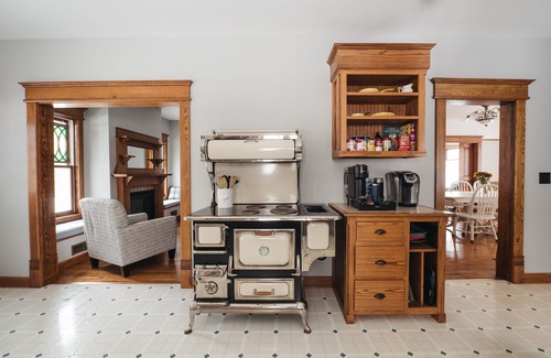 Williamsburg Casa | 4BDR Broomhead Farmhouse Main House