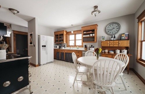 Williamsburg Casa | 4BDR Broomhead Farmhouse Main House