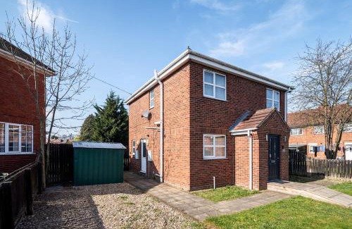 Doncaster Casa | 4BDR house,8 guests, Contractor Stays , Holiday home, Free Parking, Reliable WiFi, Worksite and Amenities Nearby!