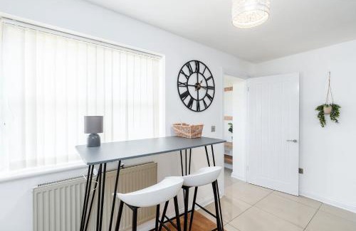 Doncaster Casa | 4BDR house,8 guests, Contractor Stays , Holiday home, Free Parking, Reliable WiFi, Worksite and Amenities Nearby!