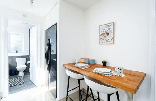 Doncaster Casa | 4BDR house,8 guests, Contractor Stays , Holiday home, Free Parking, Reliable WiFi, Worksite and Amenities Nearby!