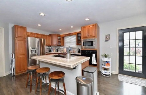 Speedway Casa | 4BDR Luxury in the Shadow of IMS, close to Downtown Indy, Airport