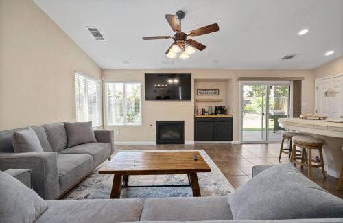 Greenacres Casa | 4bdrm 2bath Modern Getaway KING Bed Sleeps 8