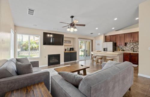 Greenacres Casa | 4bdrm 2bath Modern Getaway KING Bed Sleeps 8