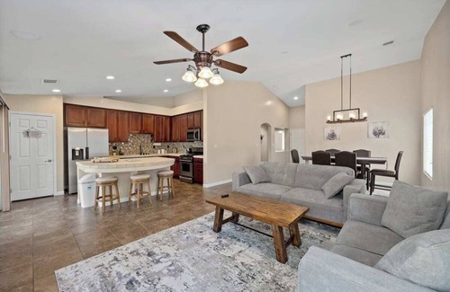 Greenacres Casa | 4bdrm 2bath Modern Getaway KING Bed Sleeps 8