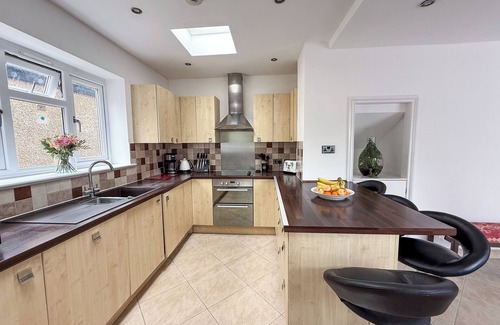 Farnborough and Crofton Casa | 4Bed Contractor Ready & Family Retreat -Private Parking plus Garden