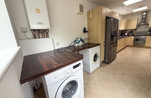 Farnborough and Crofton Casa | 4Bed Contractor Ready & Family Retreat -Private Parking plus Garden
