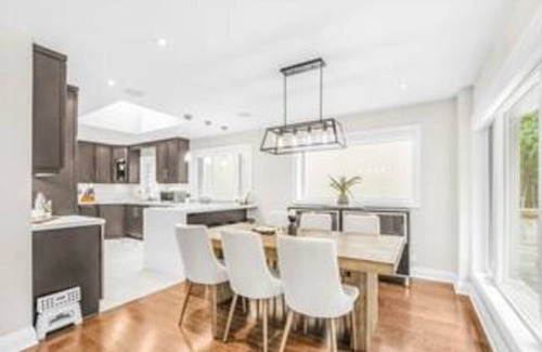 North York Casa | 4Bed Modern Home W/WiFi + Parking + Ellerslie Park