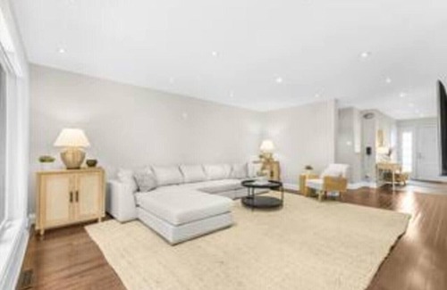 North York Casa | 4Bed Modern Home W/WiFi + Parking + Ellerslie Park