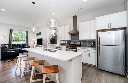 Sugar Creek Casa | 4Bed Uptown Gem – Spacious & Stylish!