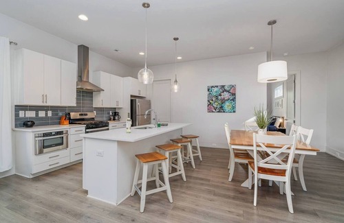 Sugar Creek Casa | 4Bed Uptown Gem – Spacious & Stylish!