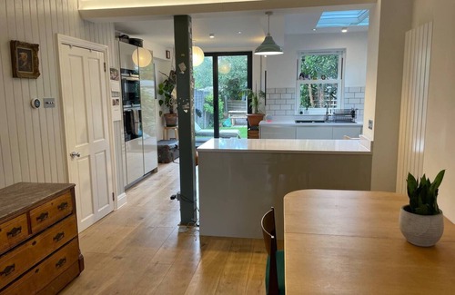 Walthamstow Casa | 4Bedroom house With Fireplace and Sauna